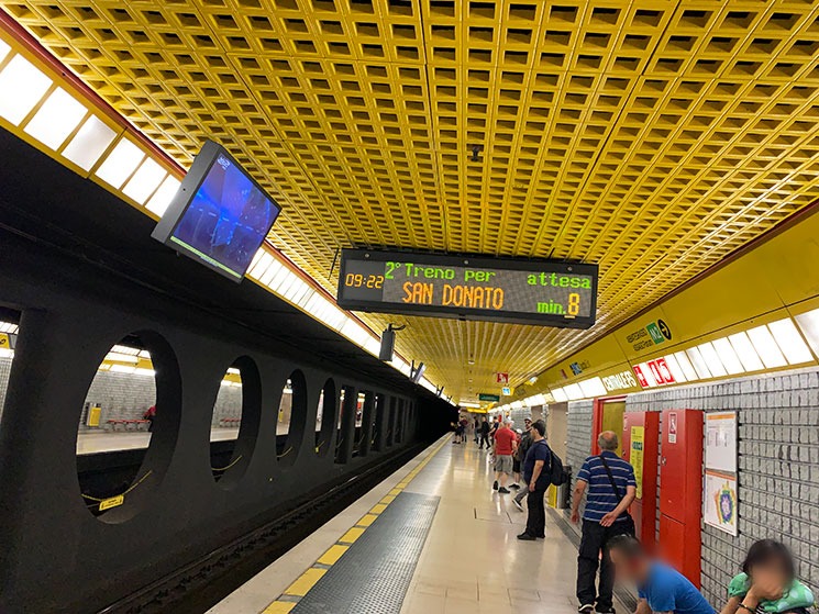 地下鉄ホーム頭上の電光掲示板