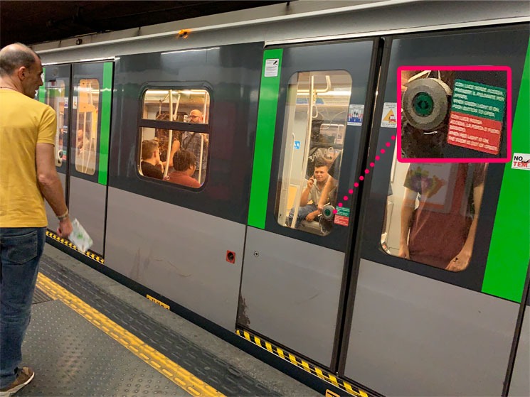 ミラノ地下鉄に到着する電車とドアの様子