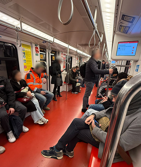 ミラノ地下鉄M1路線の車内の様子