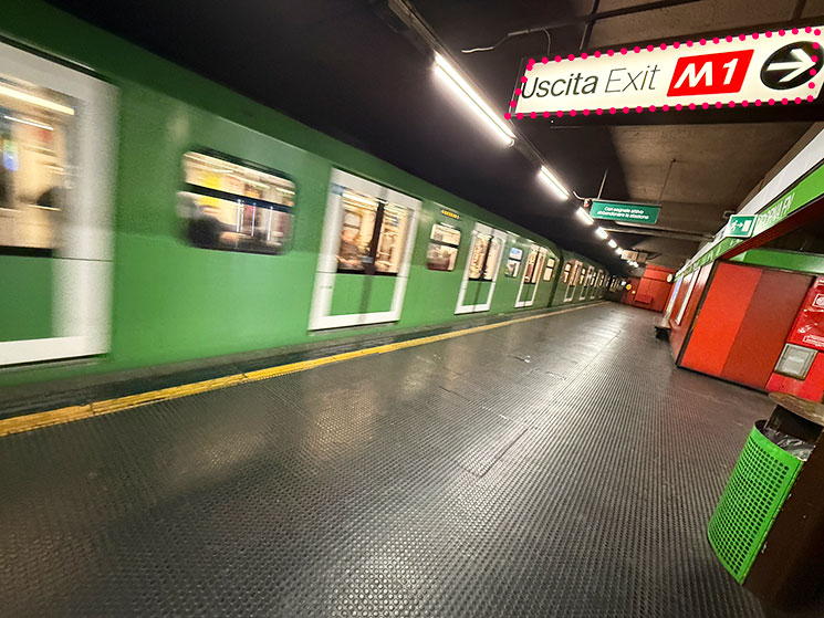 地下鉄の乗車ホーム 出口と別路線の乗り換え案内