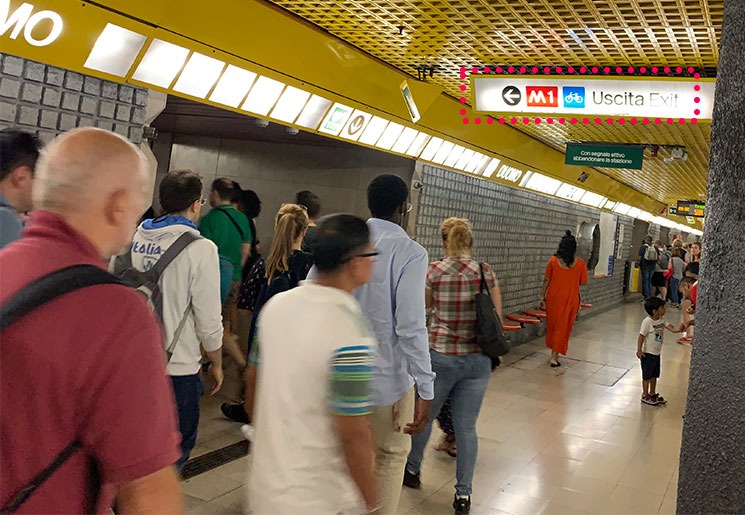 ミラノ地下鉄の構内通路 出口と別路線への乗り換え案内