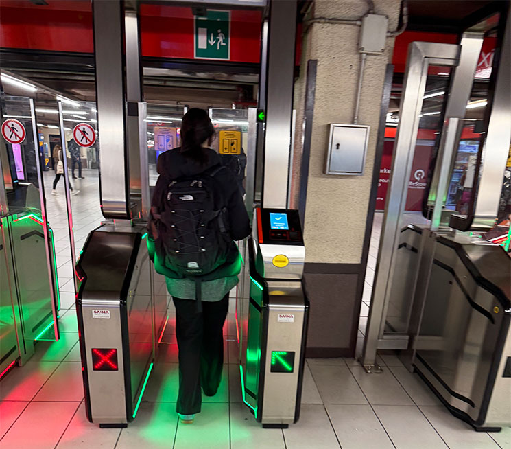 地下鉄出口の改札機を通過する様子