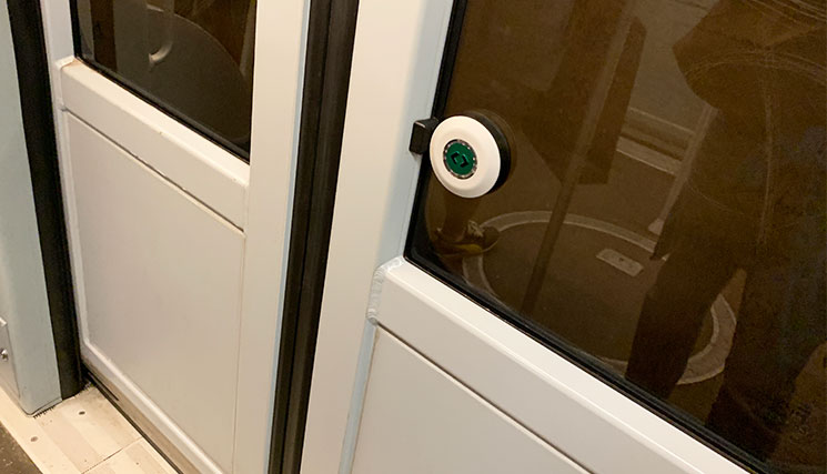 ミラノ地下鉄車内のドアと開閉ボタン