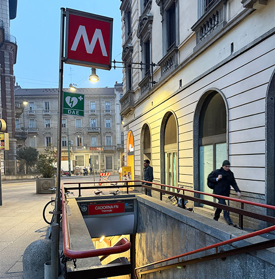 ミラノ地下鉄の入口を示す赤いMマークの標識