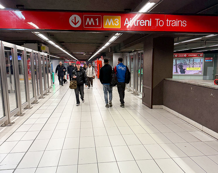 地下鉄駅構内の通路と各路線の案内サイン