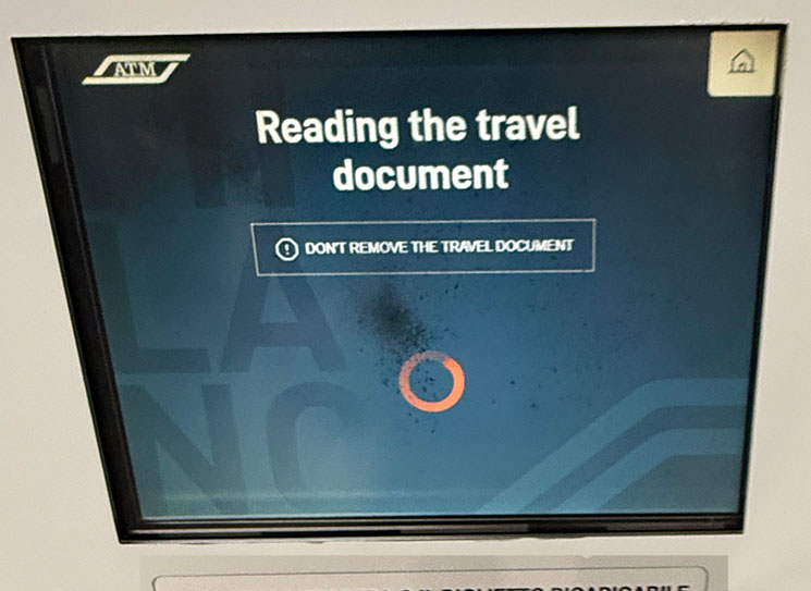 ミラノ公共交通の自動券売機 RicaricaMi 読み込み画面