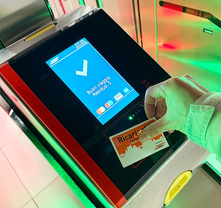 自動改札機の画面に緑のチェックマークが表示され入場成功