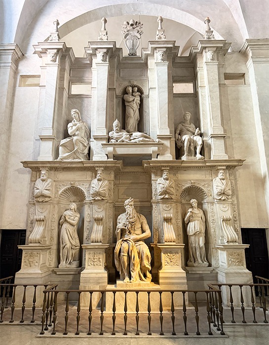 ミケランジェロが手がけた「モーセ像」を中心とする壮麗な彫刻群