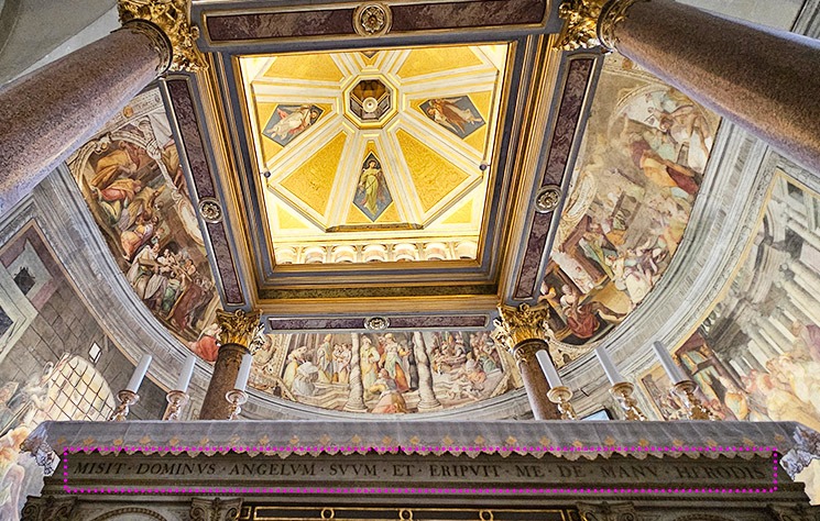 主祭壇と上部の碑文