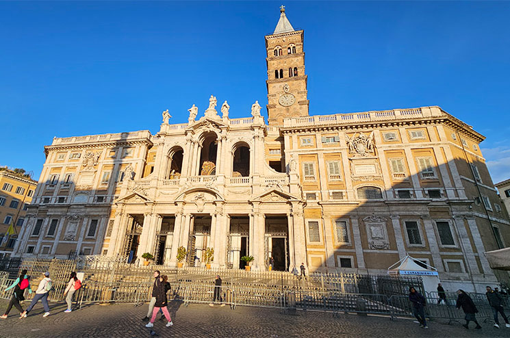 サンタ・マリア・マッジョーレ教会の外観（南側ファサード）