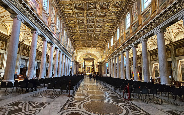 サンタ・マリア・マッジョーレ教会内部の中央身廊と天井装飾