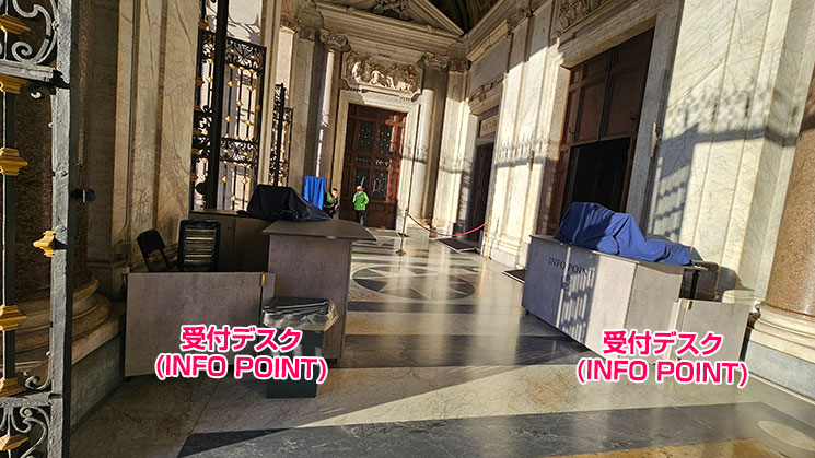 サンタ・マリア・マッジョーレ教会の受付デスク（INFO POINT）