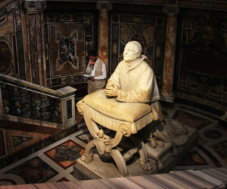 19世紀の教皇ピウス9世（Pius IX）の祈りの姿を刻んだ大理石像