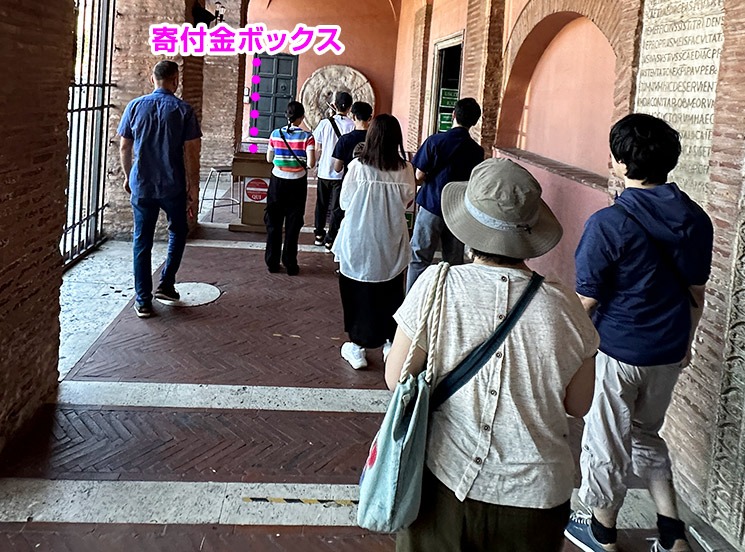 真実の口 撮影待ちの柱廊内の様子