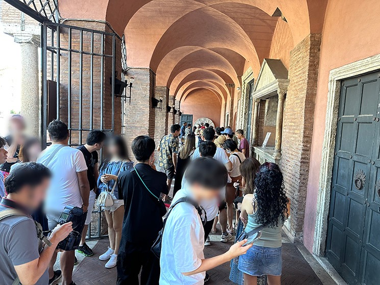 真実の口 撮影待ちの行列