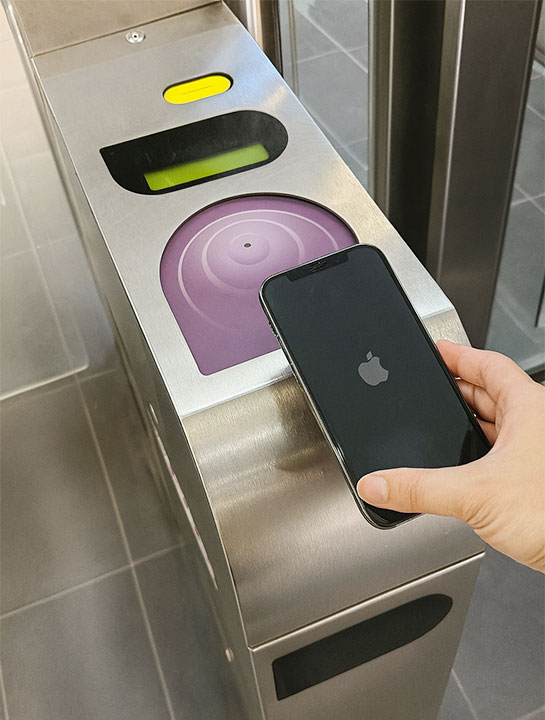 「Apple Wallet」版のチケットを自動券売機の非接触で利用するイメージ