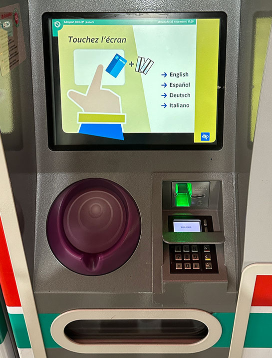 パリ地下鉄 タッチモニター式の自動券売機