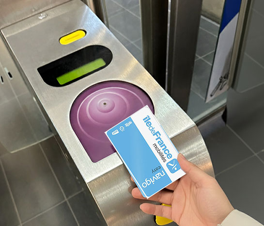 Navigo Easyを改札で利用するイメージ