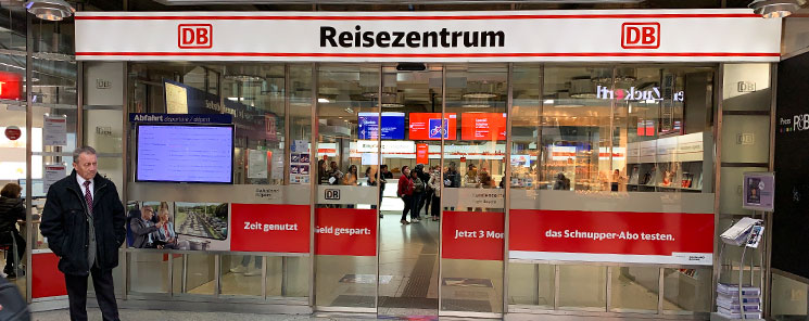 ドイツ駅構内のチケットオフィス