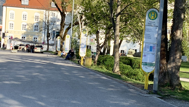 フュッセン駅前のバス乗り場