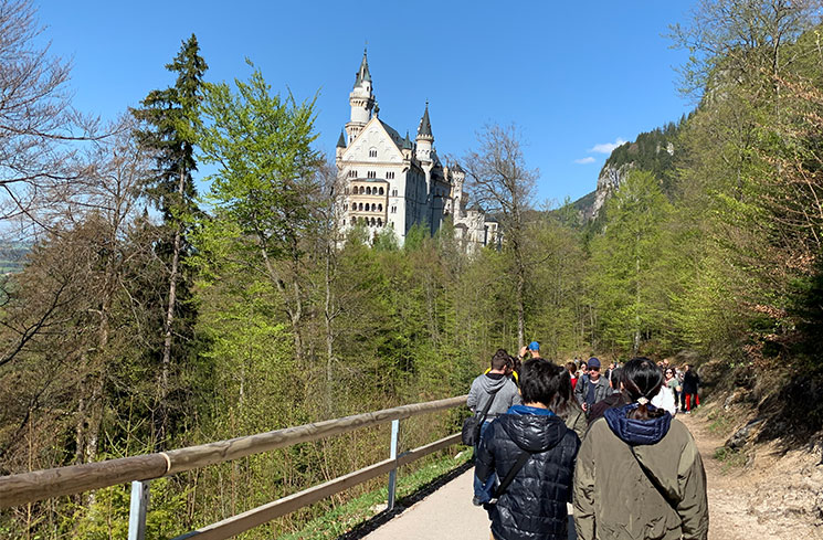 ノイシュヴァンシュタイン城へと続く山道