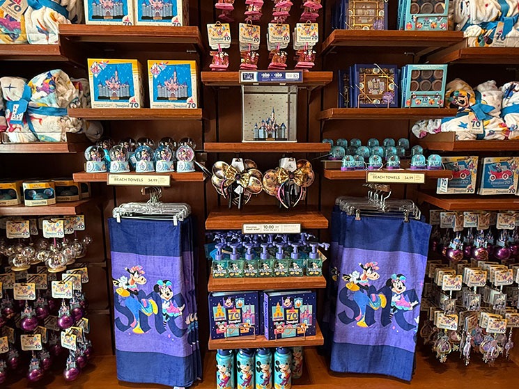 Disneyland 70周年グッズ専用ディスプレイ棚