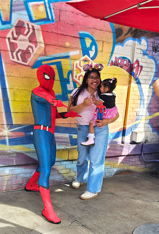 グリーティングでエリア内に現れたスパイダーマン