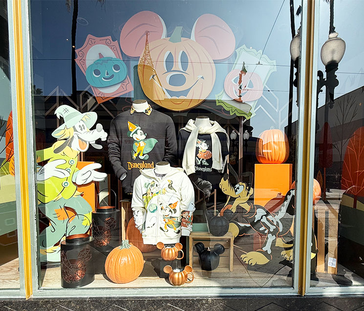 ハリウッド・ランド内ショップのショーウインドウはハロウィン仕様