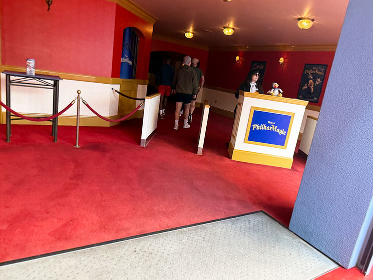 ミッキーのフィルハーマジックの劇場入口