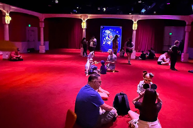 ミッキーのフィルハーマジック 待合エリアの景観