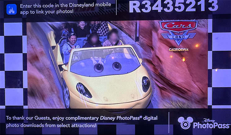 ラディエイター・スプリングス・レイサーズの出口付近「フォトパス用の番号表示モニター」