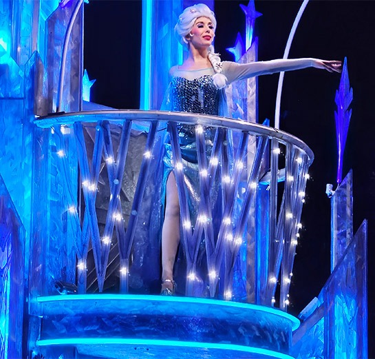 ディズニーランドパーク ペイント・ザ・ナイト - ちょっとイメージと違うエルサ