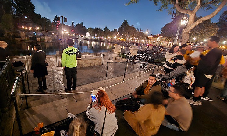 ファンタズミック！の開催待ちで場所取りをするゲストの様子