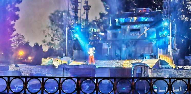 ファンタズミック！のショー風景 - ミッキーマウス登場