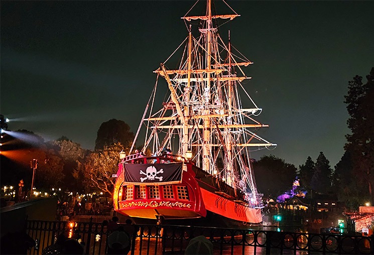 ファンタズミック！のショー風景 - 海賊船登場