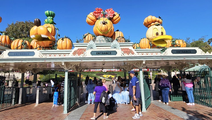 ディズニーランドパーク前の開園待ちの様子