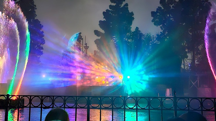 ファンタズミック！中盤のショー演出（カラフルな水と光のエフェクト）