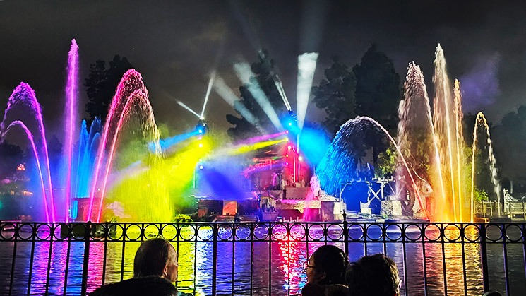 ファンタズミック！中盤のショー演出（噴水とライトが虹色に輝く場面）