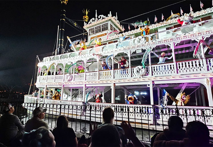 ファンタズミック！のクライマックスを彩るマークトウェイン号とディズニーキャラクターたち