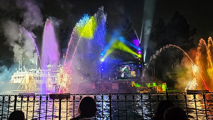 マークトウェイン号の去り際を彩る水と光のクライマックス演出（ファンタズミック！）