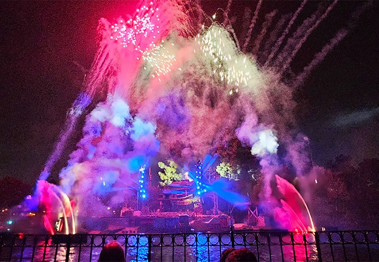 ファンタズミック！のフィナーレを彩る花火とライト演出