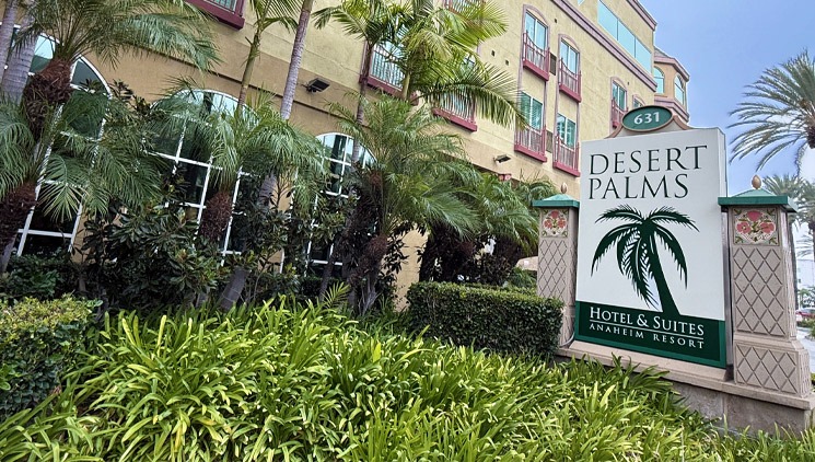 デザート パームズ ホテル ＆ スイーツ アナハイム リゾートの外観