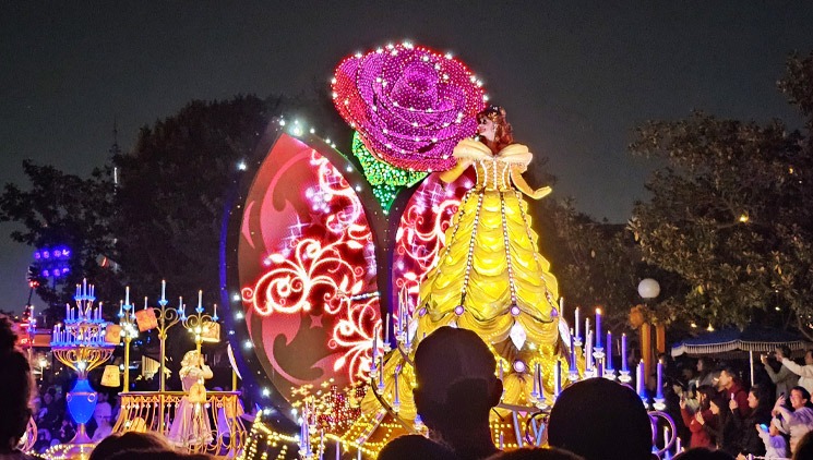 ディズニーランドパークのショー「ペイント・ザ・ナイト(Paint the Night)」