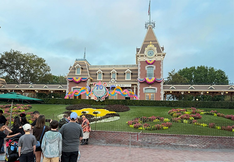 ディズニーランドパーク「70周年記念」の華やかな装飾