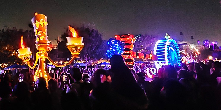 ディズニーランドパーク ペイント・ザ・ナイト開始直後の様子