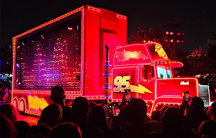 ディズニーランドパーク ペイント・ザ・ナイト - 光り輝くライトニング・マックィーン