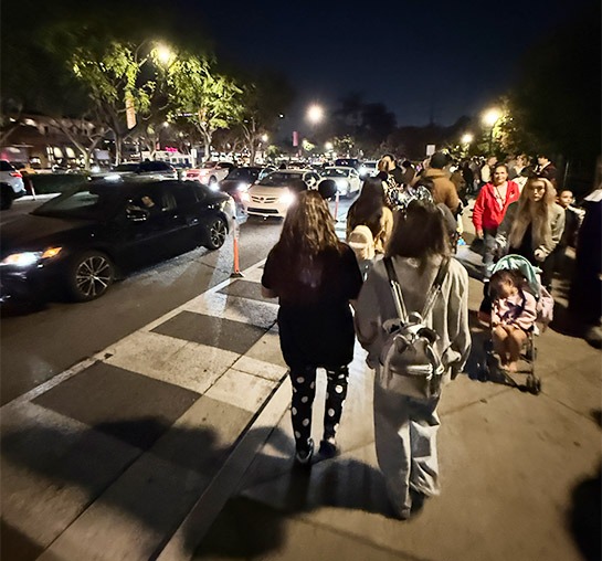 23時ごろにカリフォルニア・ディズニーランドから帰路につくゲストの様子