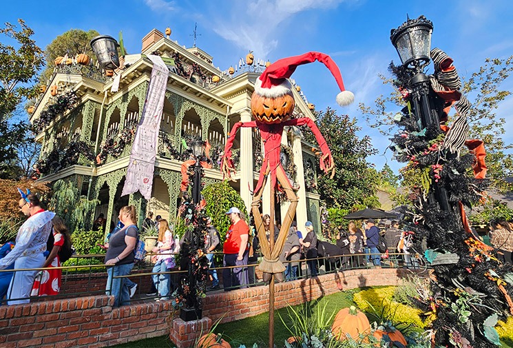 ホーンテッドマンション「ナイトメア・ビフォア・クリスマス版」外観