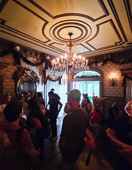 ホーンテッドマンションの館内風景