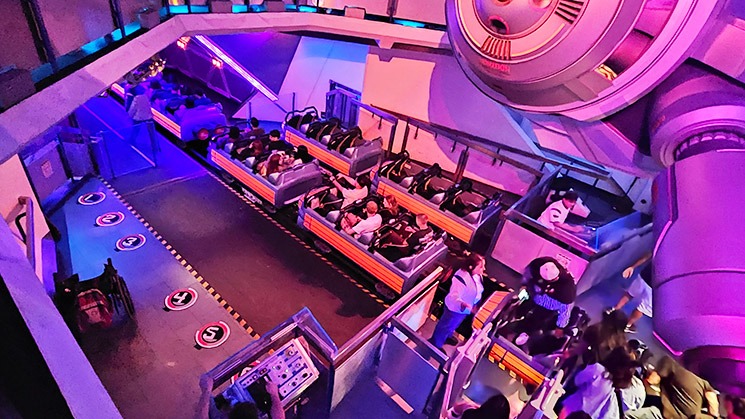 ハイパースペースマウンテンの搭乗風景